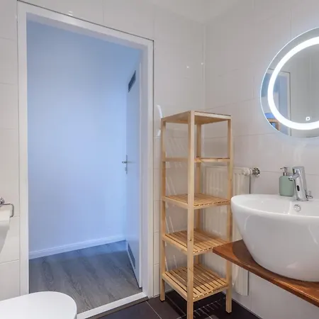 Апартаменты The Paul Ii - Stylish & 3 Bedroom Apartment, Group & Family Friendly, 4- 6 Guests Берлин