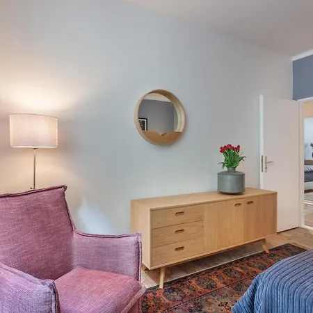 The Paul Ii - Stylish & 3 Bedroom Apartment, Group & Family Friendly, 4- 6 Guests Apartman
