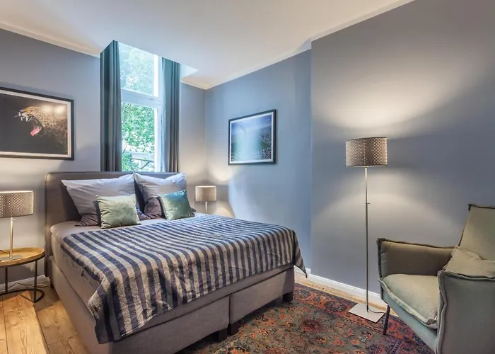 The Paul Ii - Stylish & 3 Bedroom Apartment, Group & Family Friendly, 4- 6 Guests