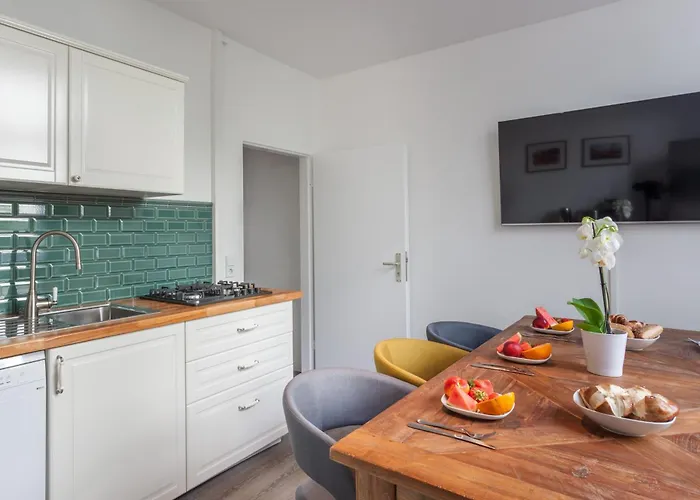 The Paul Ii - Stylish & 3 Bedroom Apartment, Group & Family Friendly, 4- 6 Guests