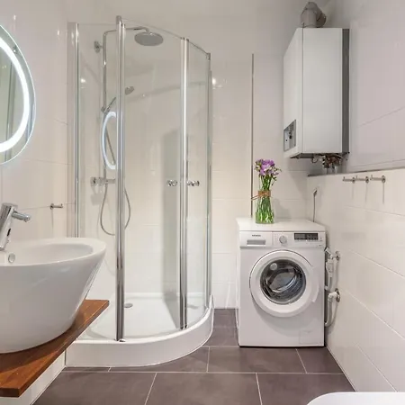 The Paul Ii - Stylish & 3 Bedroom Apartment, Group & Family Friendly, 4- 6 Guests Apartment *