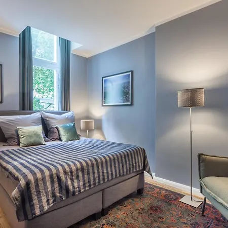 The Paul Ii - Stylish & 3 Bedroom Apartment, Group & Family Friendly, 4- 6 Guests